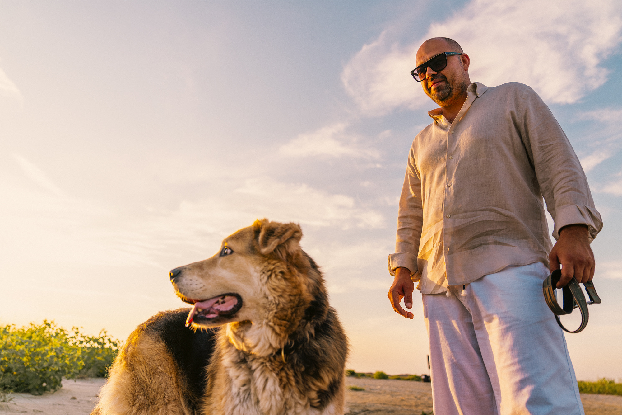Couple shooting tirrenia beach cane dog spiaggia photography sunset colors pink orange