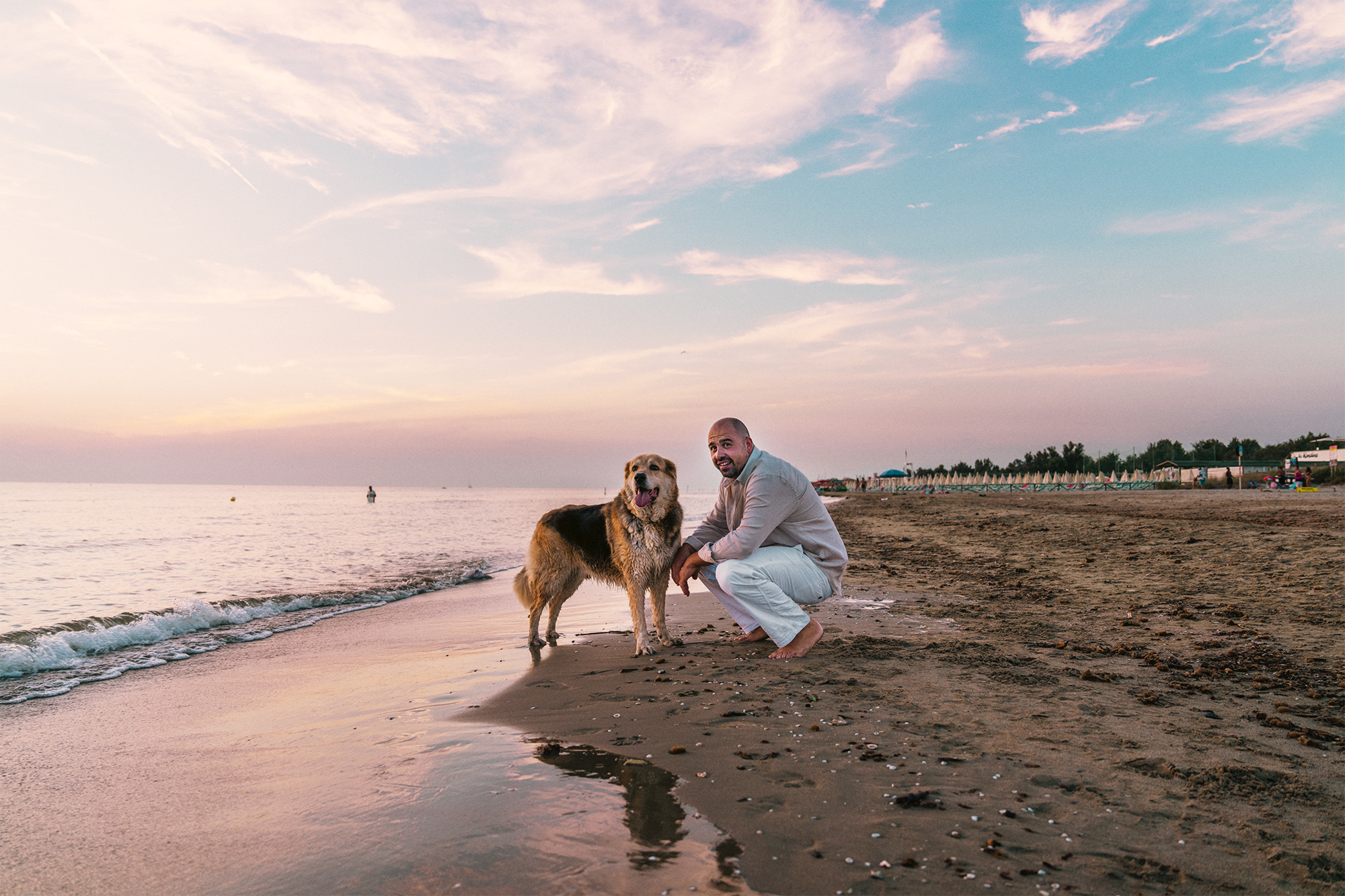 Couple shooting tirrenia beach cane dog spiaggia photography sunset colors pink orange