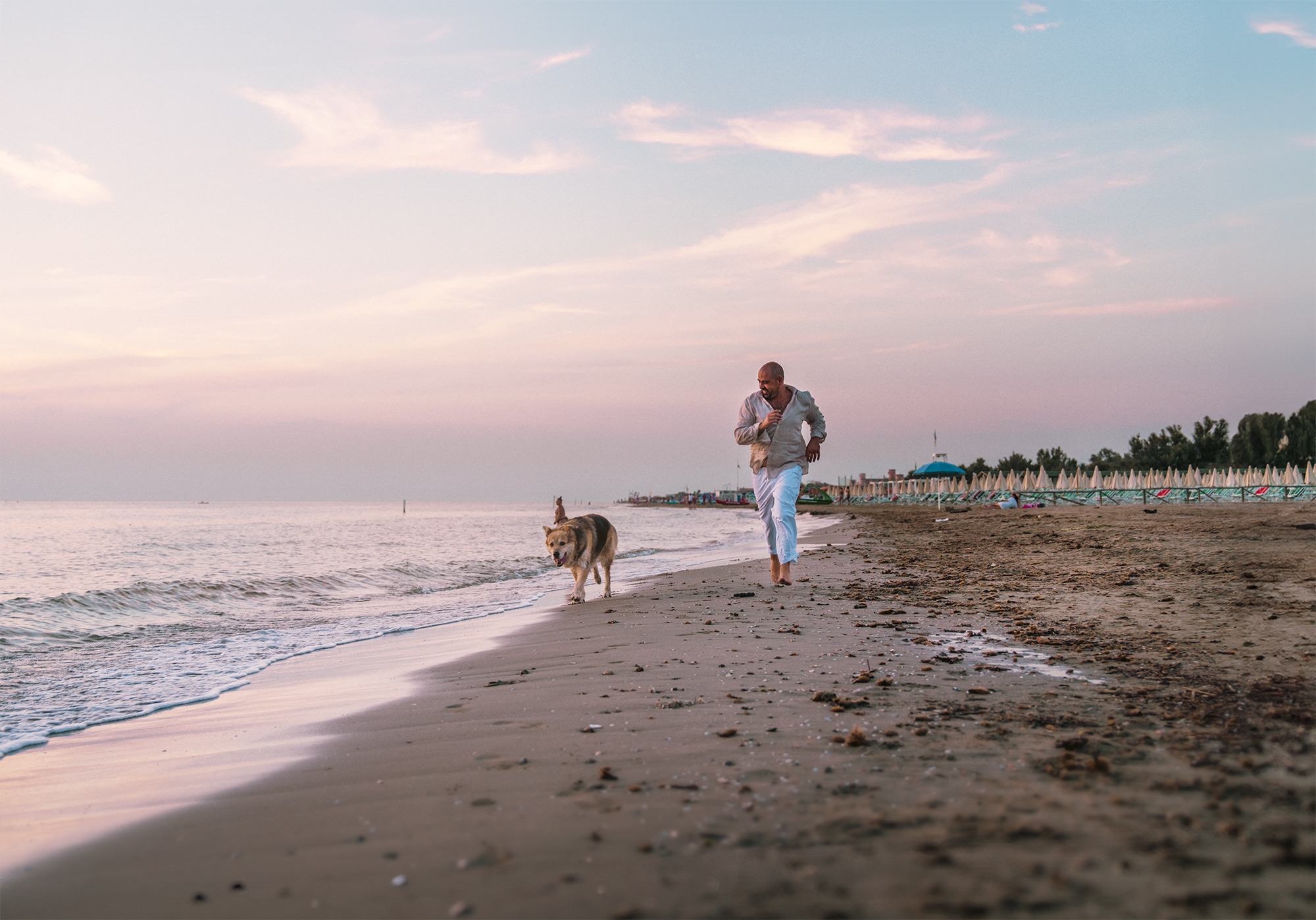 Couple shooting tirrenia beach cane dog spiaggia photography sunset colors pink orange