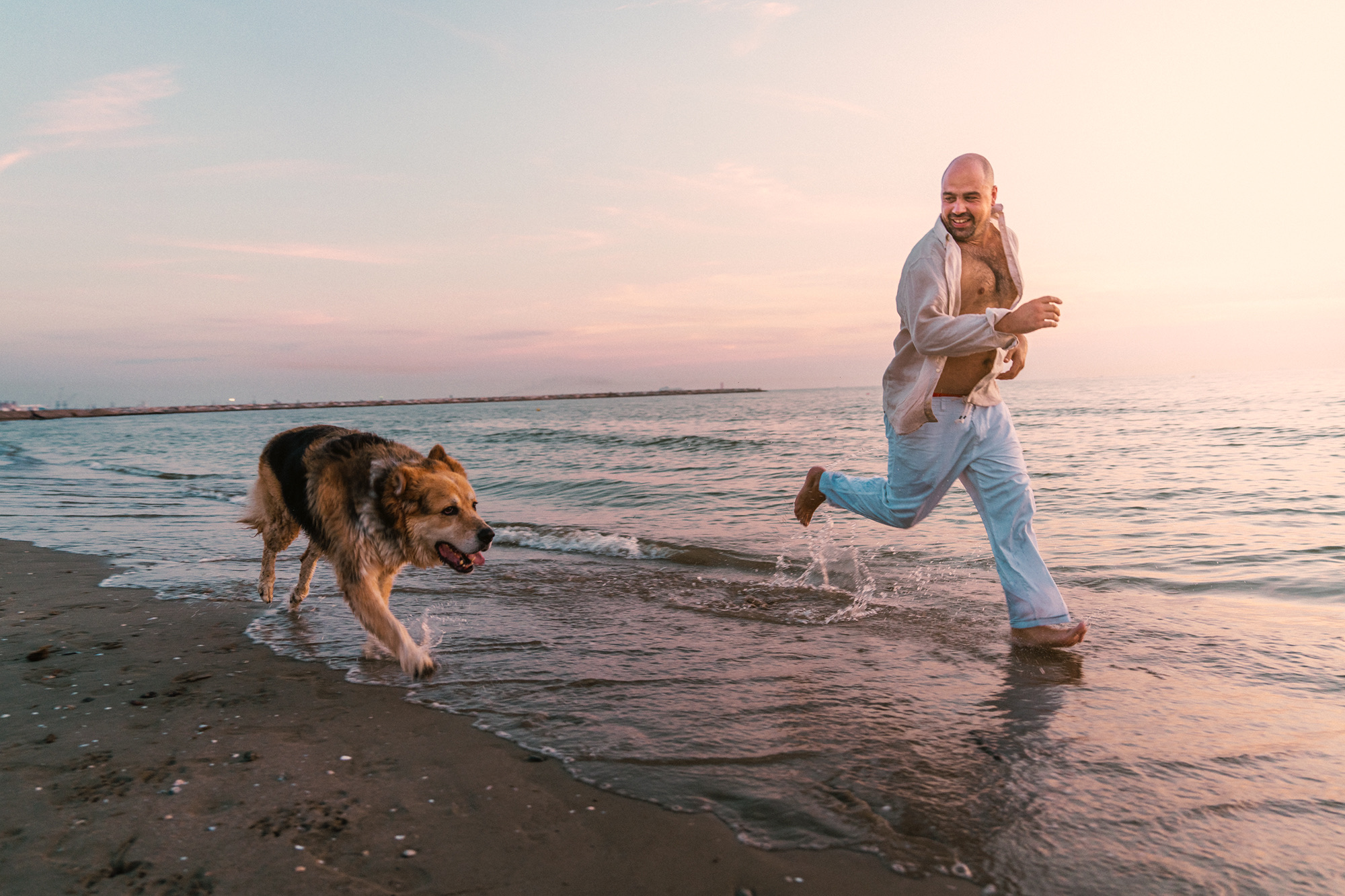 Couple shooting tirrenia beach cane dog spiaggia photography sunset colors pink orange