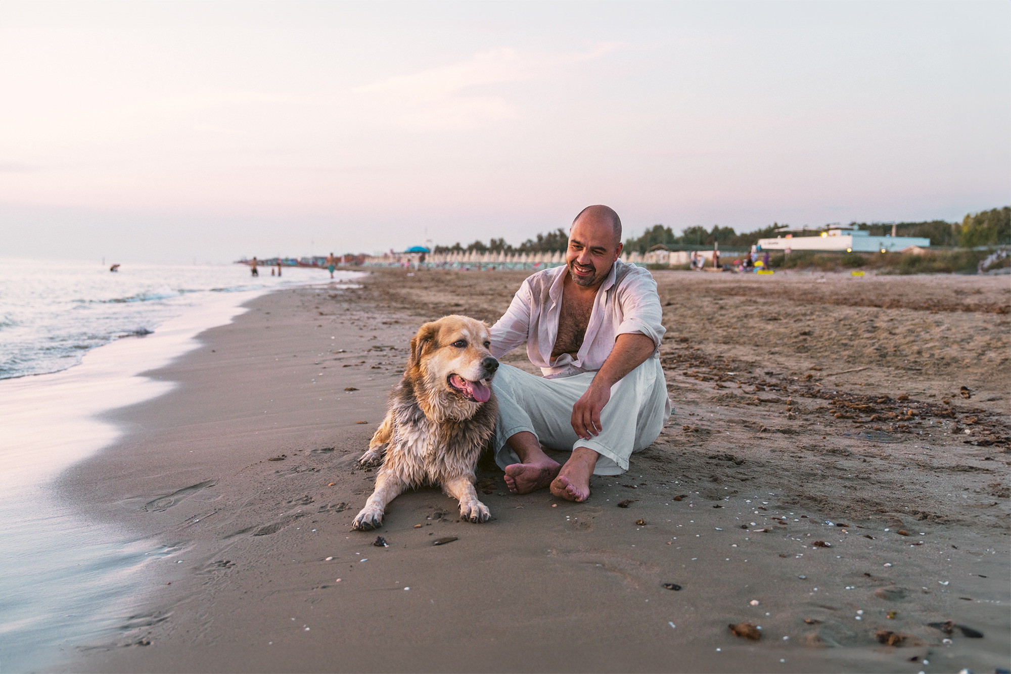 Couple shooting tirrenia beach cane dog spiaggia photography sunset colors pink orange