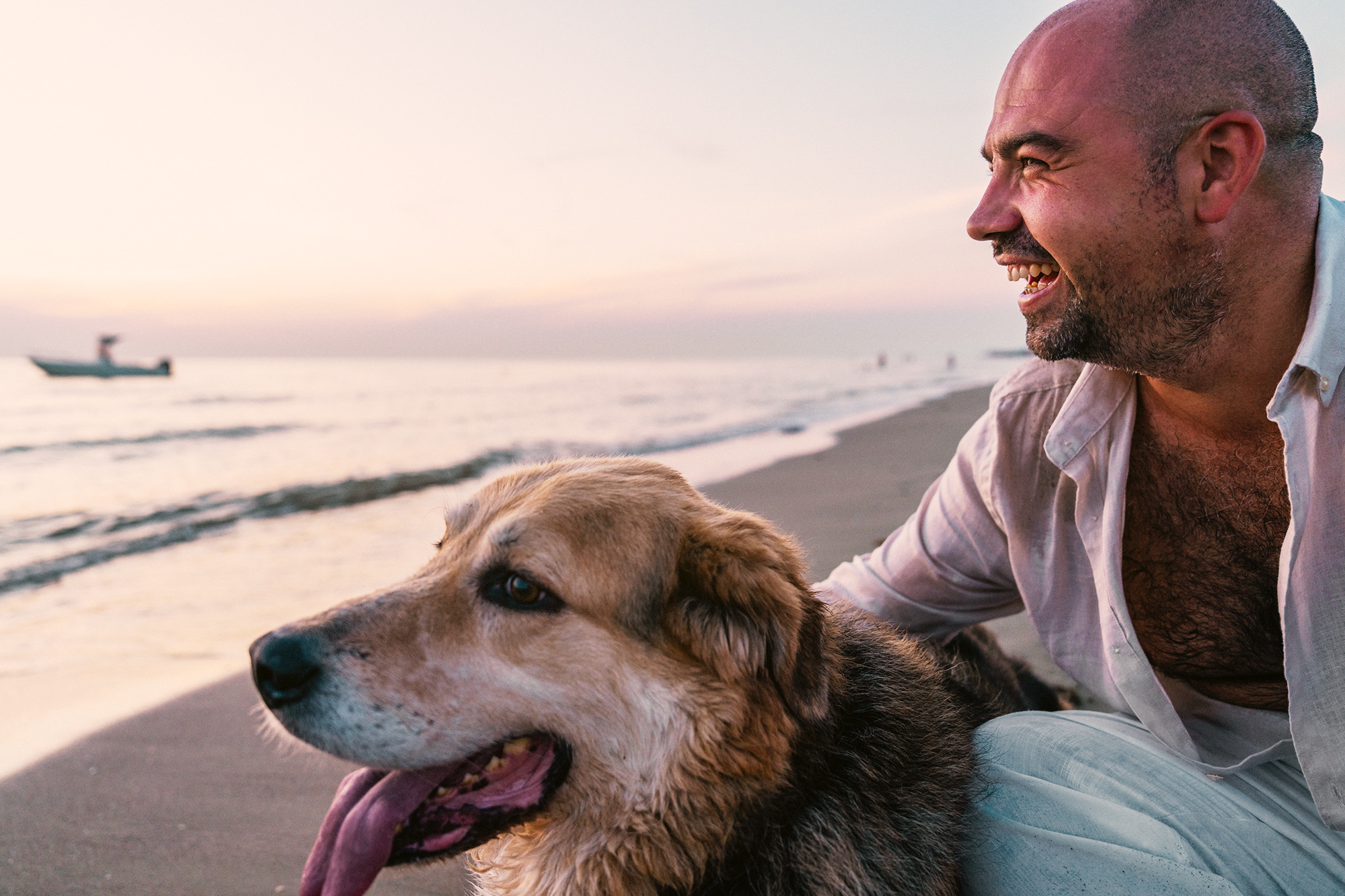 Couple shooting tirrenia beach cane dog spiaggia photography sunset colors pink orange