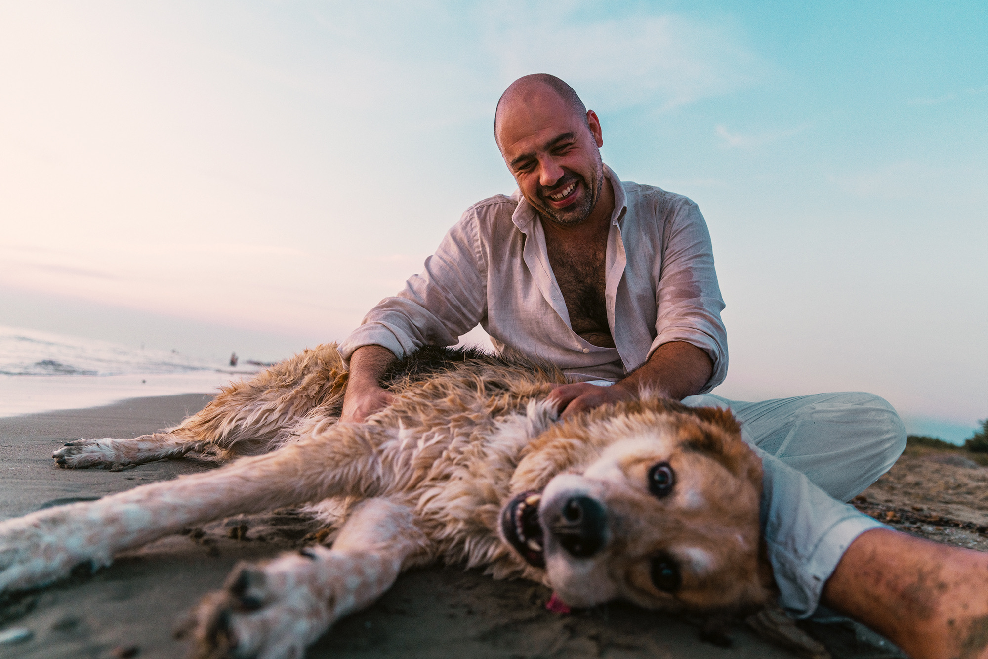 Couple shooting tirrenia beach cane dog spiaggia photography sunset colors pink orange