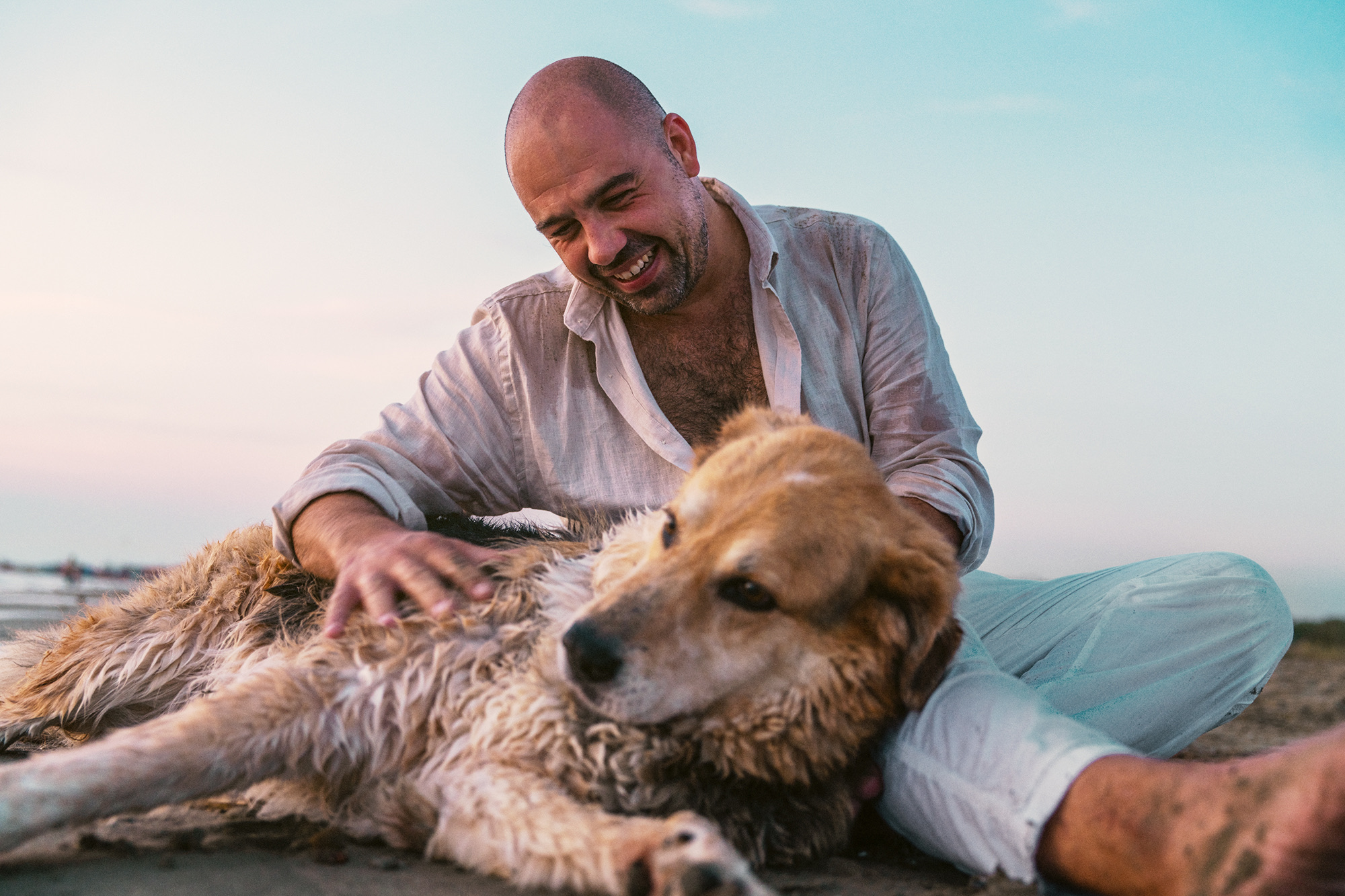 Couple shooting tirrenia beach cane dog spiaggia photography sunset colors pink orange
