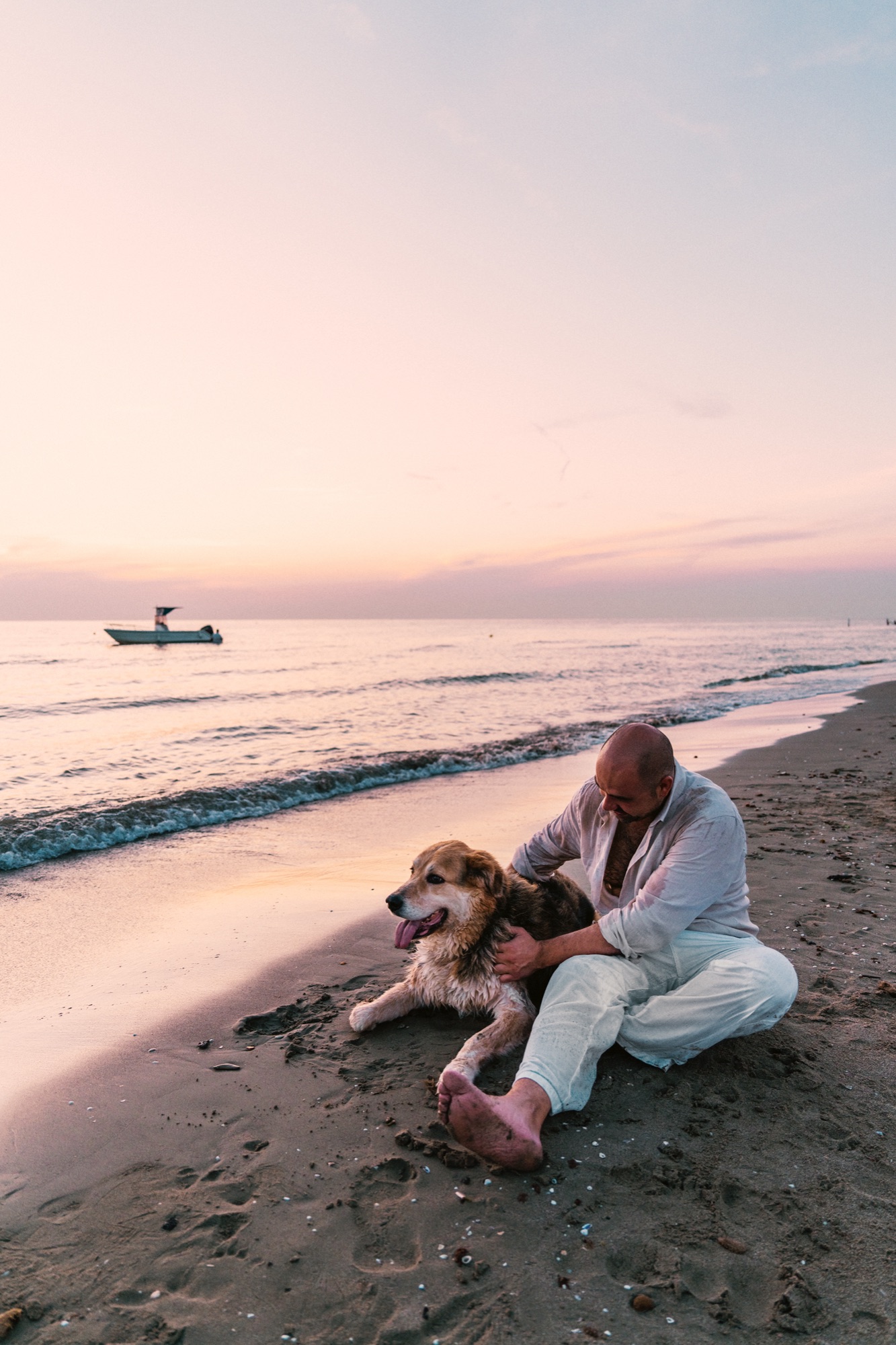 Couple shooting tirrenia beach cane dog spiaggia photography sunset colors pink orange
