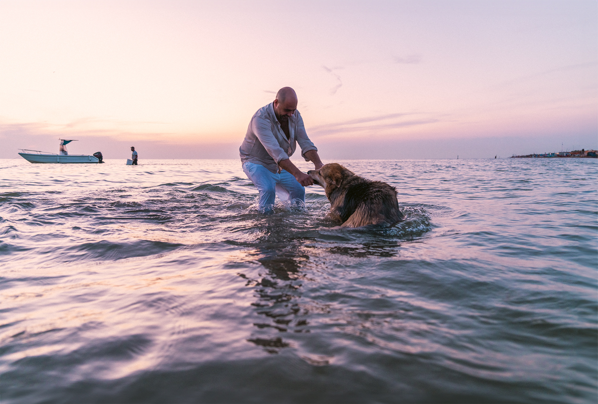 Couple shooting tirrenia beach cane dog spiaggia photography sunset colors pink orange