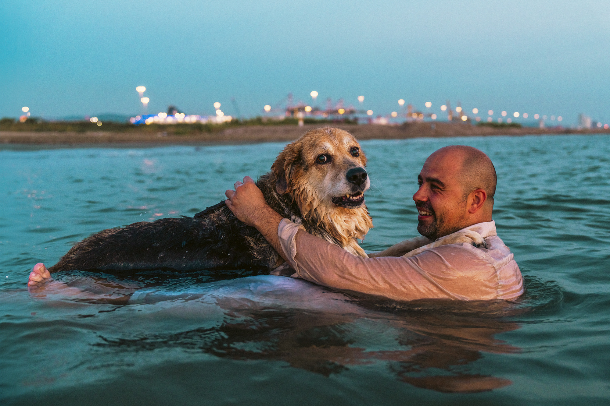 Couple shooting tirrenia beach cane dog spiaggia photography sunset colors pink orange