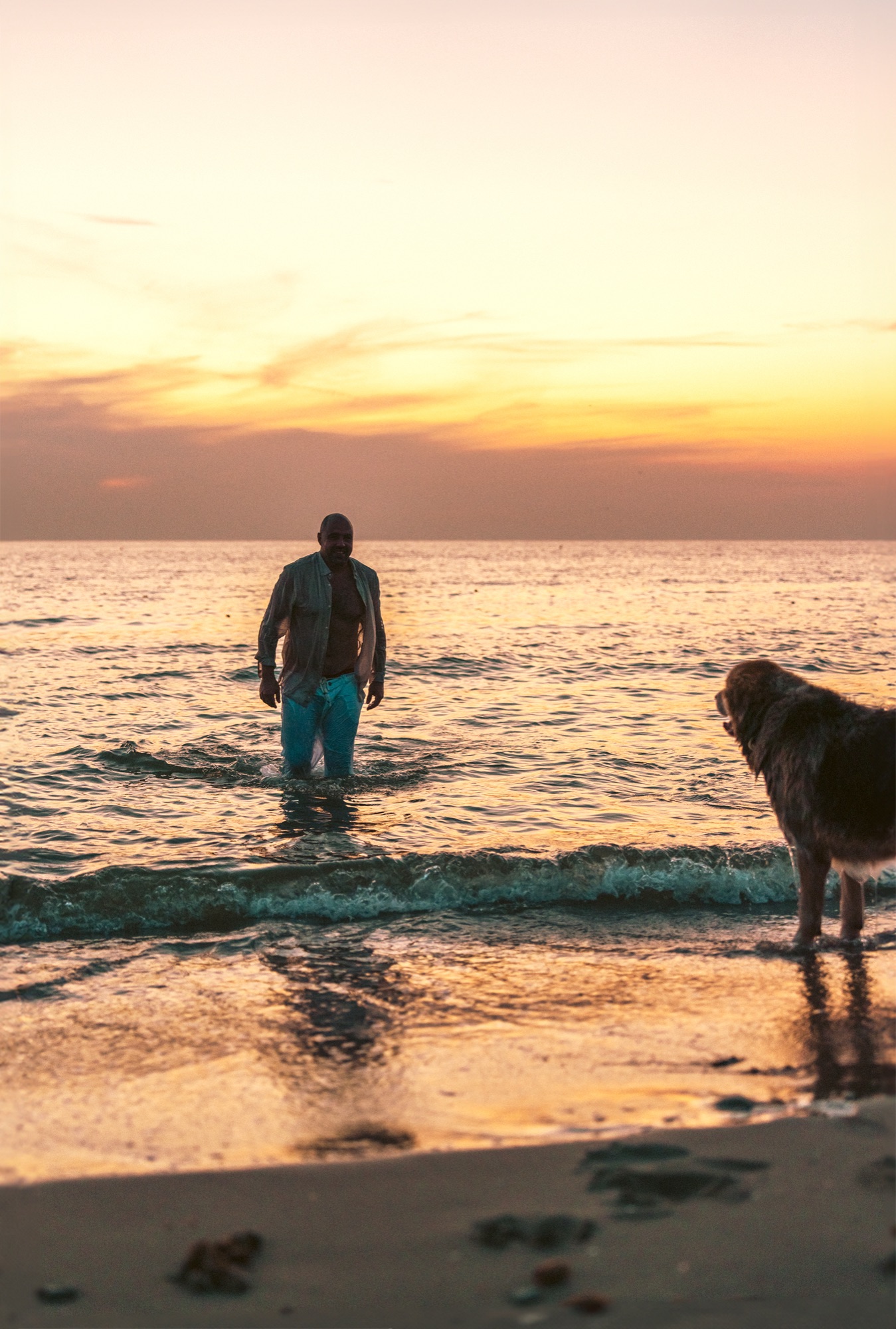 Couple shooting tirrenia beach cane dog spiaggia photography sunset colors pink orange