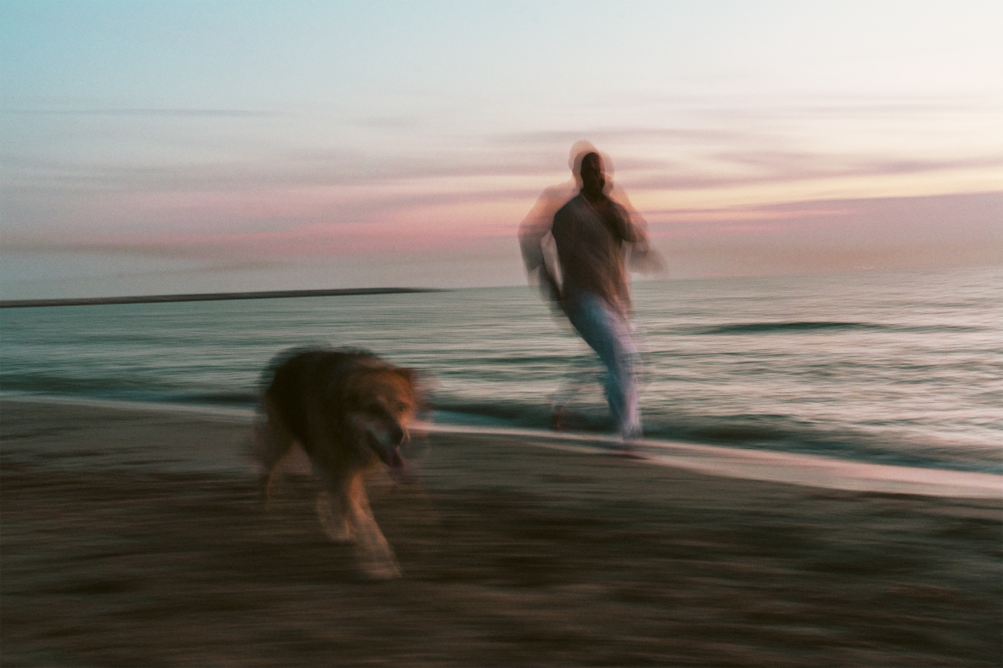 Couple shooting tirrenia beach cane dog spiaggia photography sunset colors pink orange